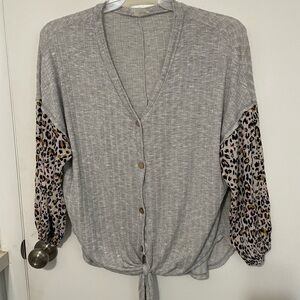 Chrysanthemum mixed media knit
Button top with Cheetah print puff sleeves Sm